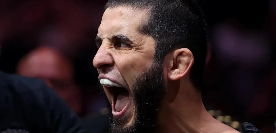Luchador gritando antes de la pelea