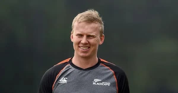 Jugador de cricket sonriendo en sesión de entrenamiento