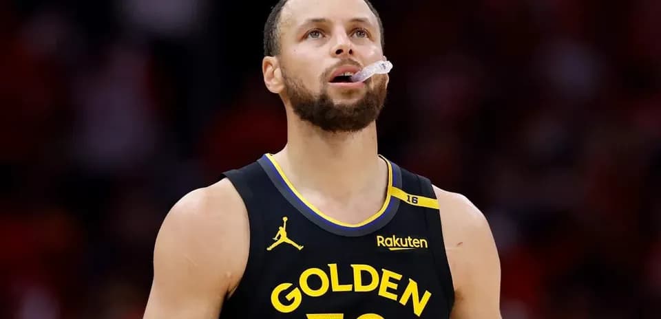 Jugador de baloncesto con camiseta de Golden State Warriors