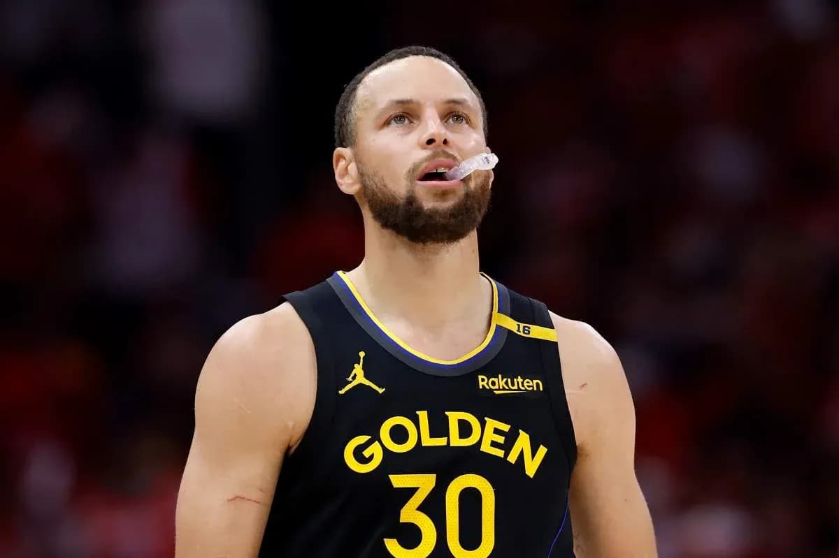 Jugador de baloncesto con camiseta de Golden State Warriors
