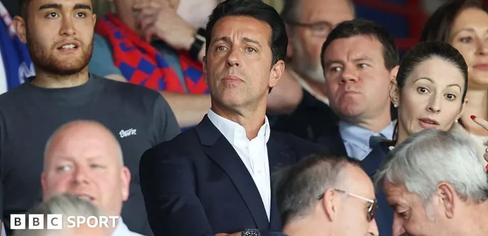 Espectadores en un partido observando desde las gradas