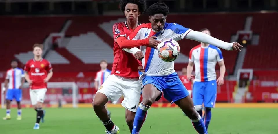 Jugador de Manchester United persigue a oponente con balón
