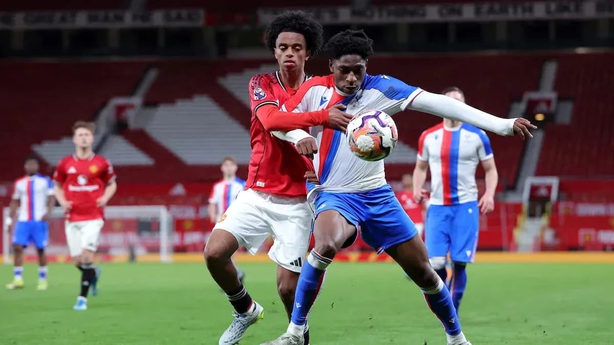 Jugador de Manchester United persigue a oponente con balón