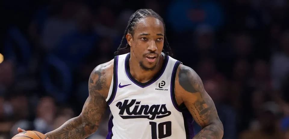 Jugador de los Kings driblando el balón en la cancha
