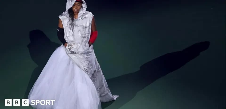 Naomi Osaka en vestido blanco con capucha en la pista