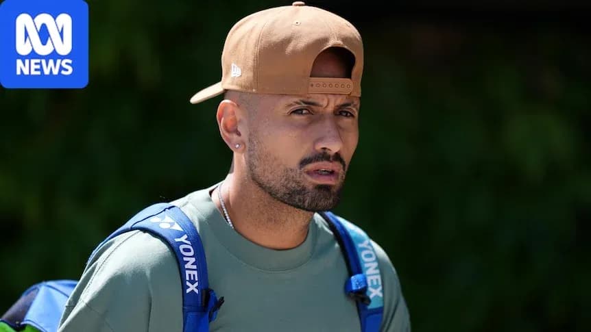 Jugador de tenis caminando con mochila en exterior