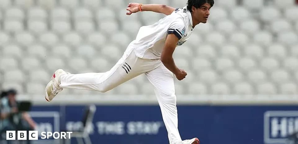 Jugador de cricket lanzando durante un partido