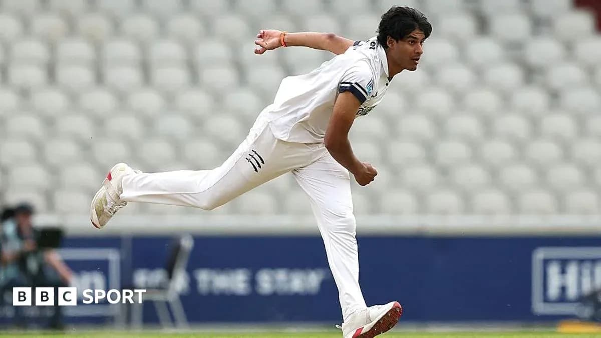 Jugador de cricket lanzando durante un partido