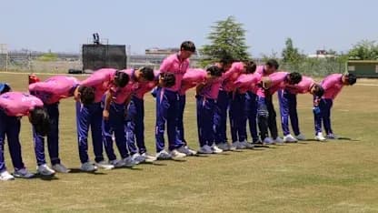 Equipo de cricket inclinándose en señal de respeto