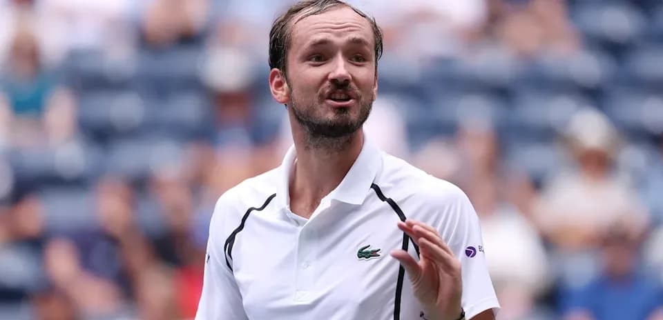 Jugador de tenis discutiendo durante un partido