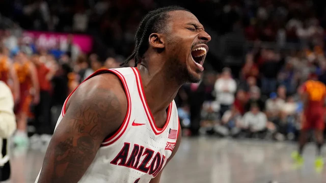 Jugador de baloncesto de Arizona celebrando en la cancha