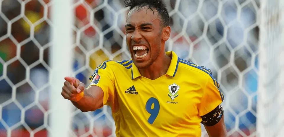 Jugador celebrando un gol en el partido