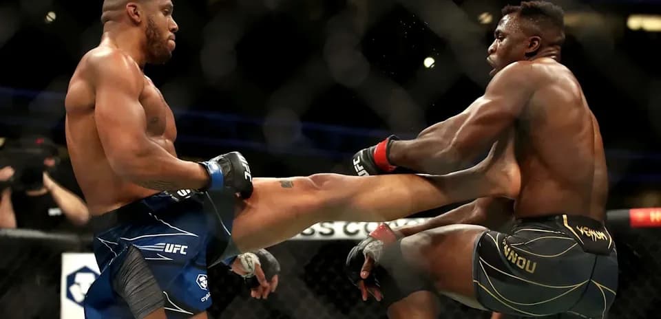 Dos luchadores en combate de MMA en el octágono