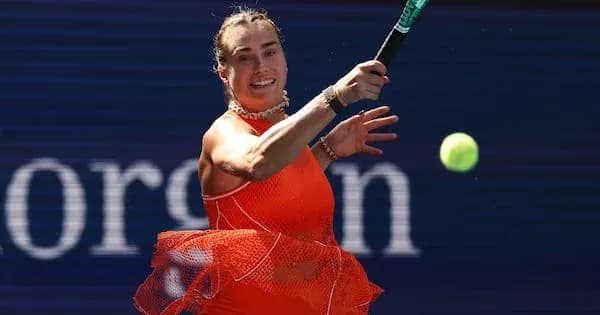 Jugadora de tenis golpeando una pelota en torneo
