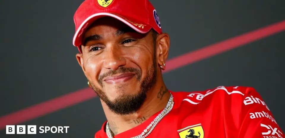 Piloto de Ferrari sonriendo durante una conferencia