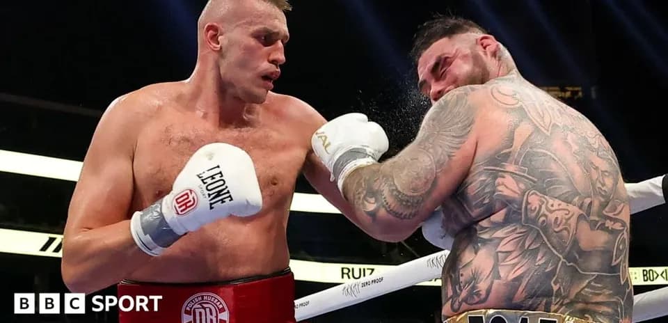Boxeadores golpeándose en el ring durante combate