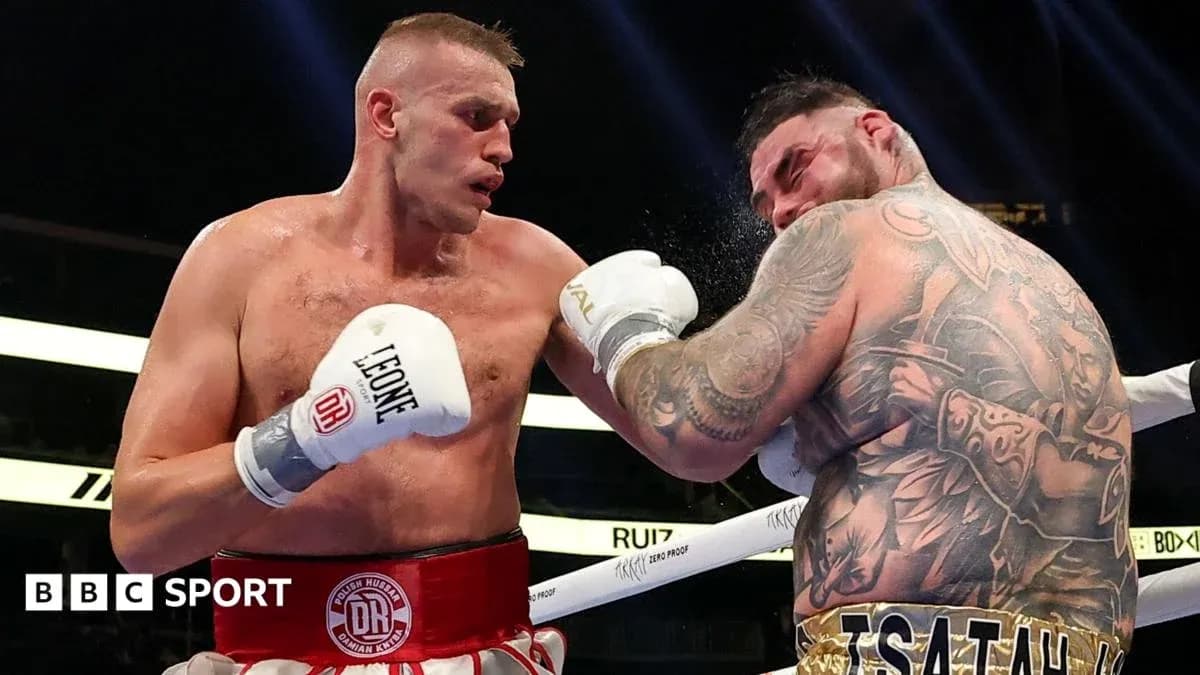 Boxeadores golpeándose en el ring durante combate