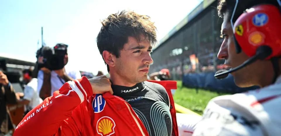 Piloto preparándose antes de la carrera en pista