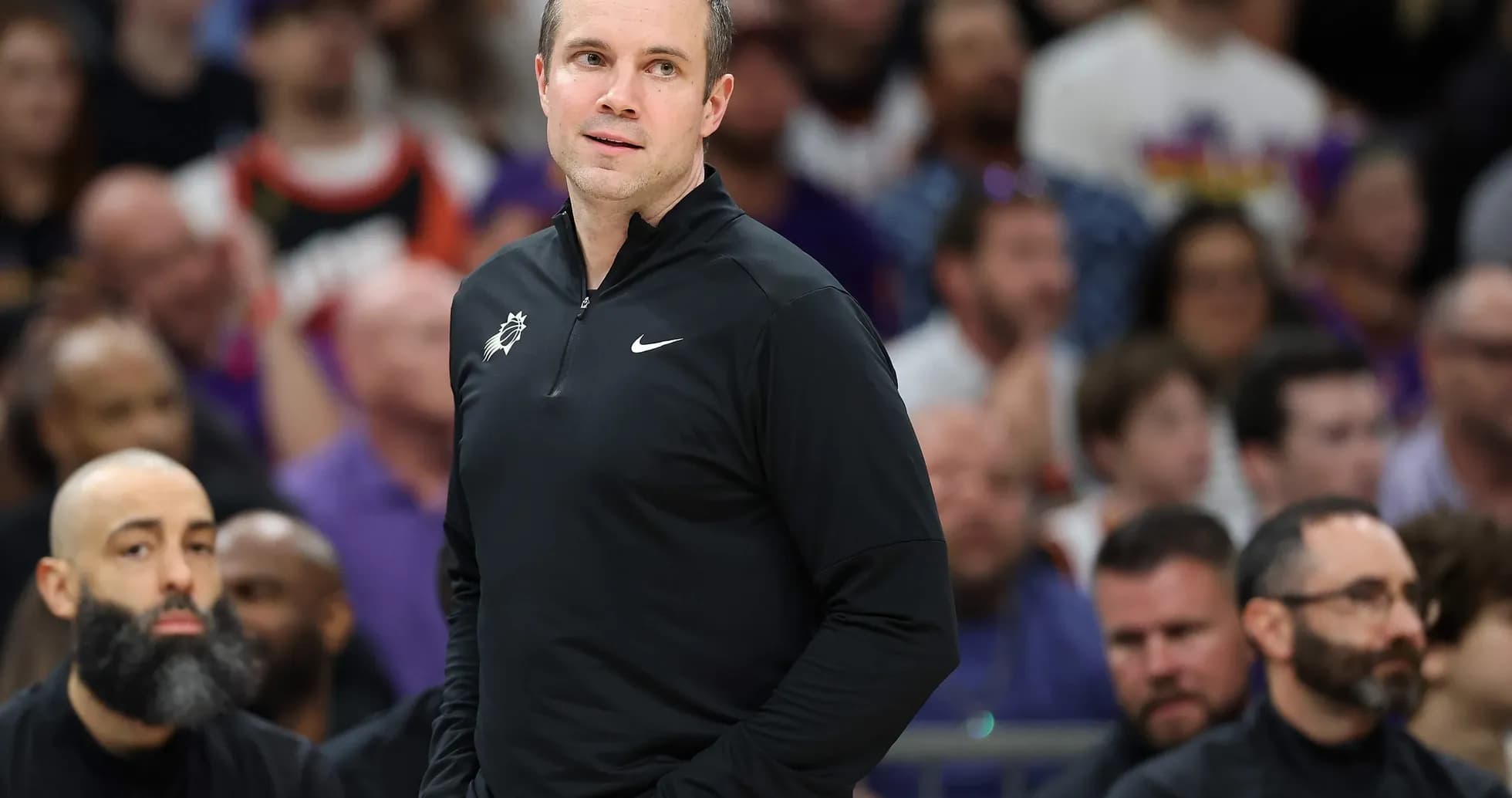 Entrenador observando el juego desde la banca