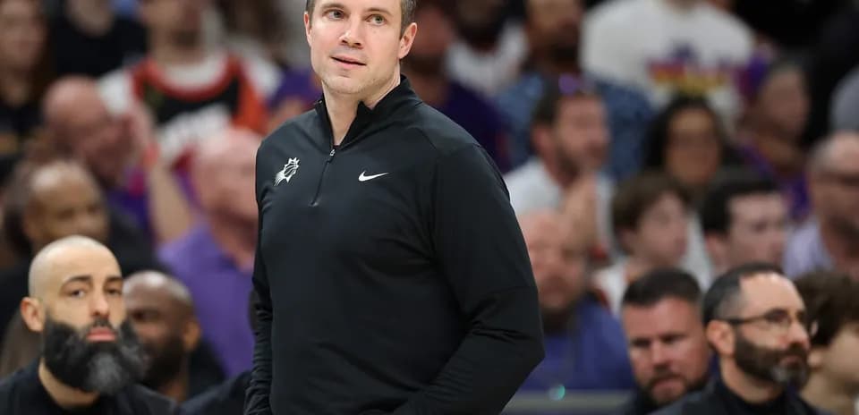 Entrenador observando el juego desde la banca