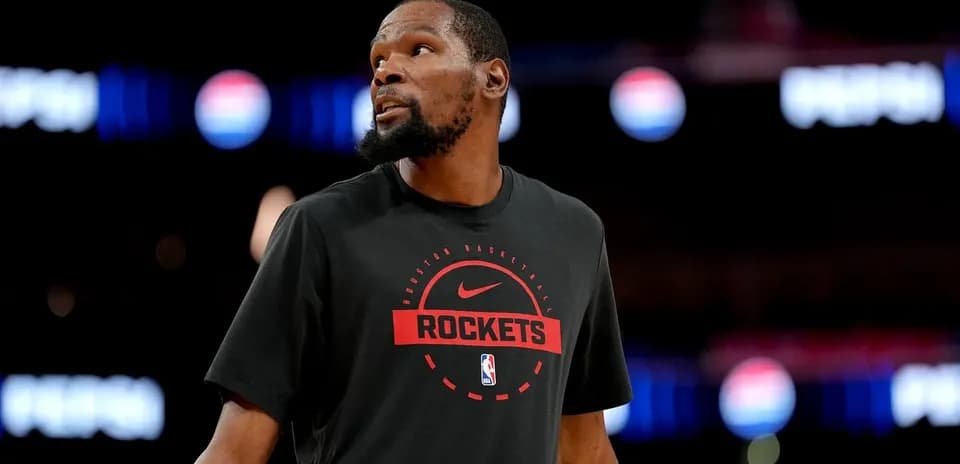 Jugador de baloncesto con camiseta de los Rockets