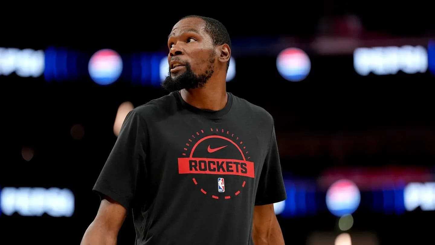 Jugador de baloncesto con camiseta de los Rockets