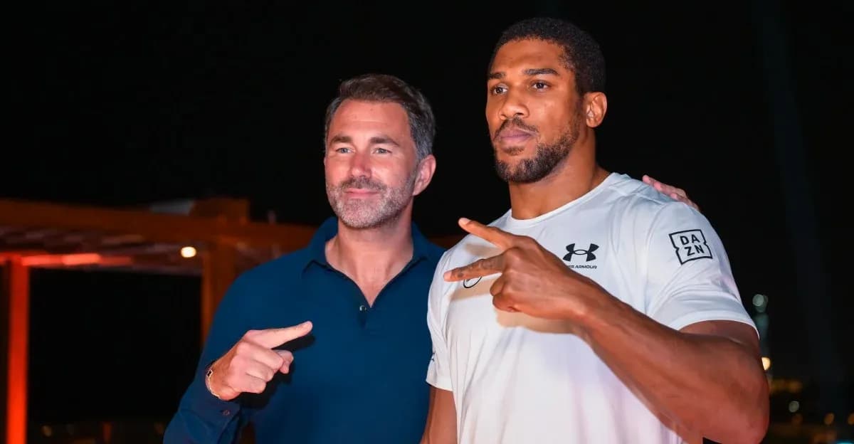 Dos hombres posando juntos en evento nocturno