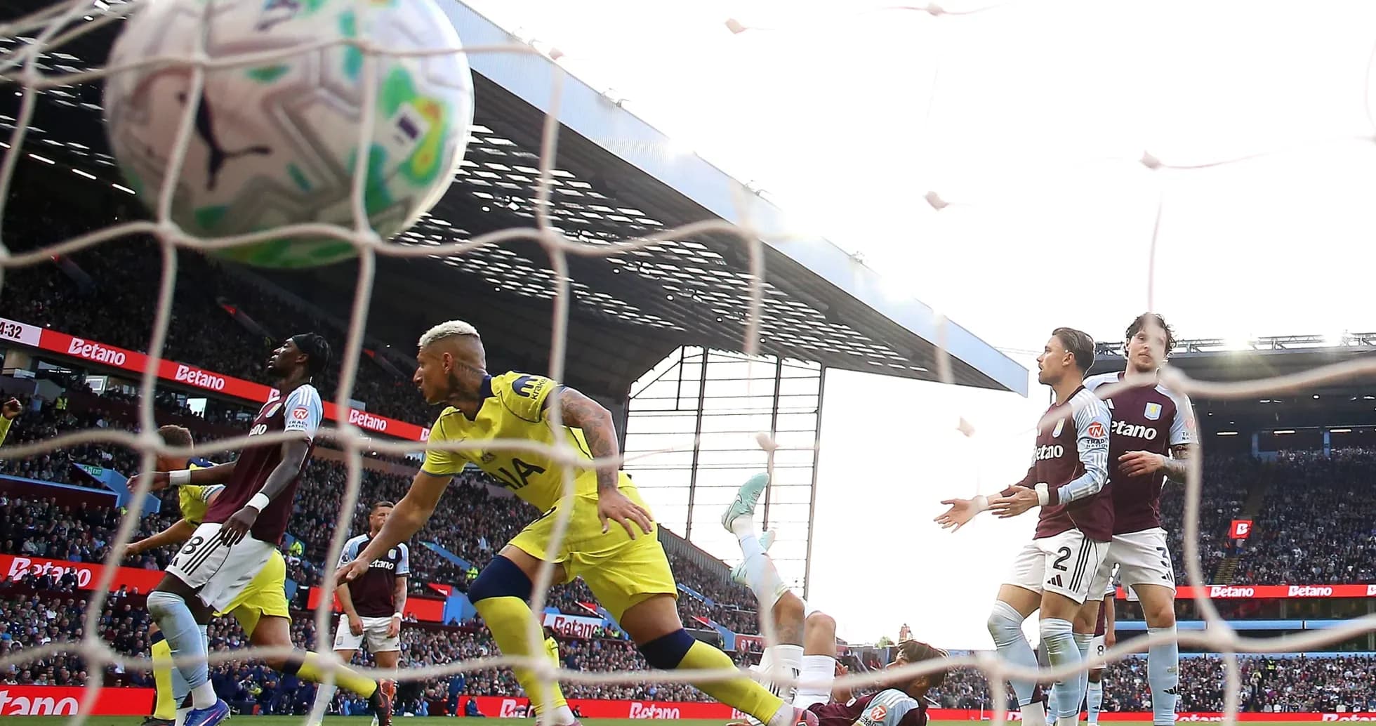 Gol de Tottenham contra Aston Villa en Premier League