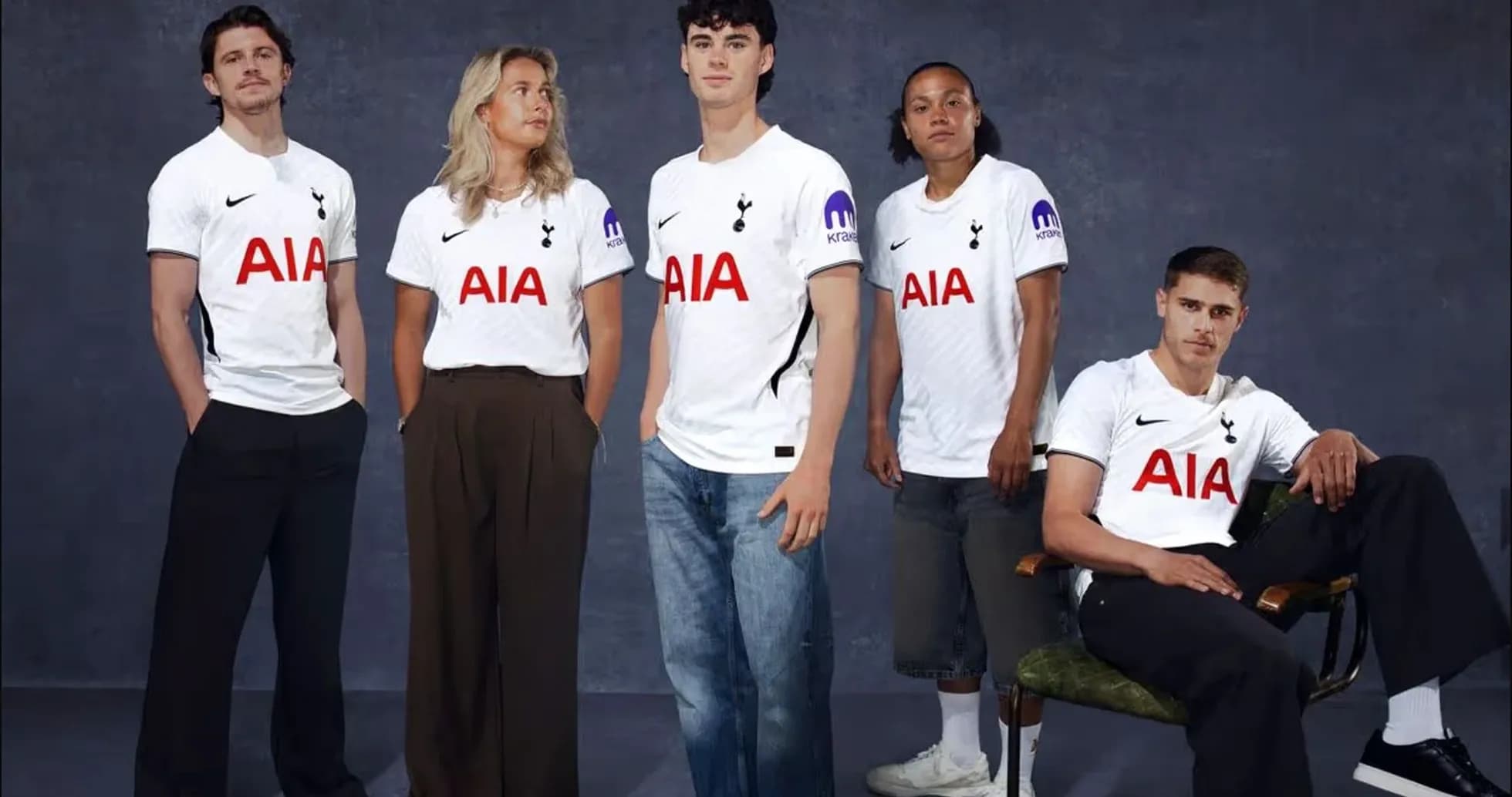 Cinco personas vistiendo camisetas del Tottenham