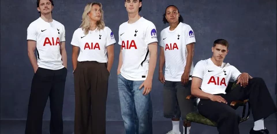 Cinco personas vistiendo camisetas del Tottenham