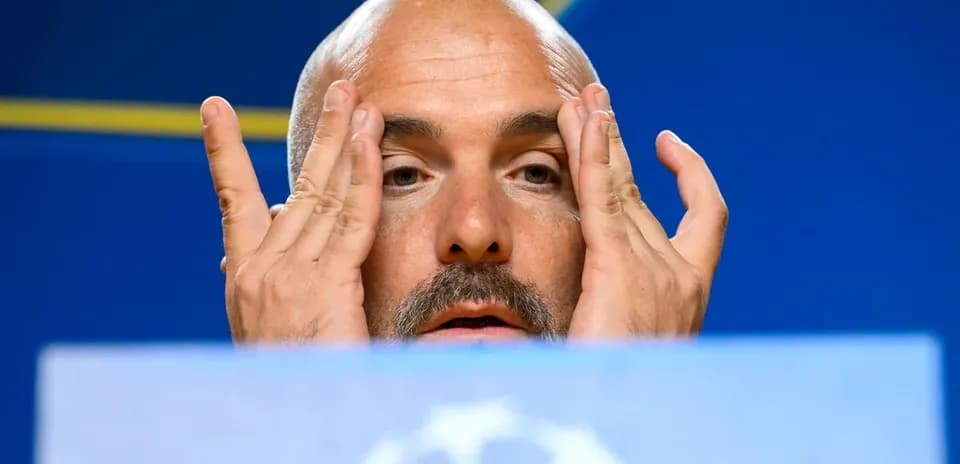 Entrenador en conferencia de prensa con las manos en la cara