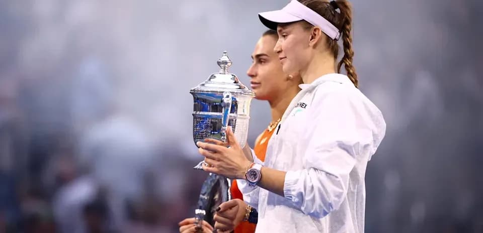 Jugadoras sosteniendo trofeo tras final de tenis