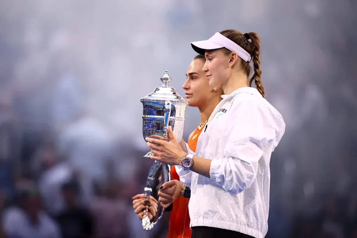 Jugadoras sosteniendo trofeo tras final de tenis