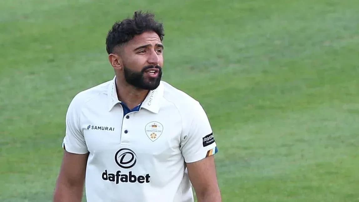 Jugador de cricket en uniforme durante un partido