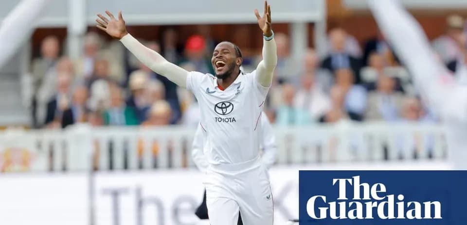 Jugador de cricket celebrando una wicket en el campo