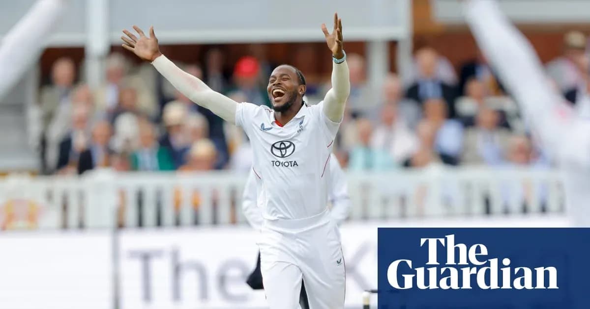 Jugador de cricket celebrando una wicket en el campo