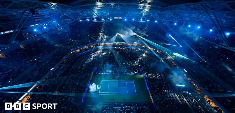 Estadio iluminado durante un evento de tenis