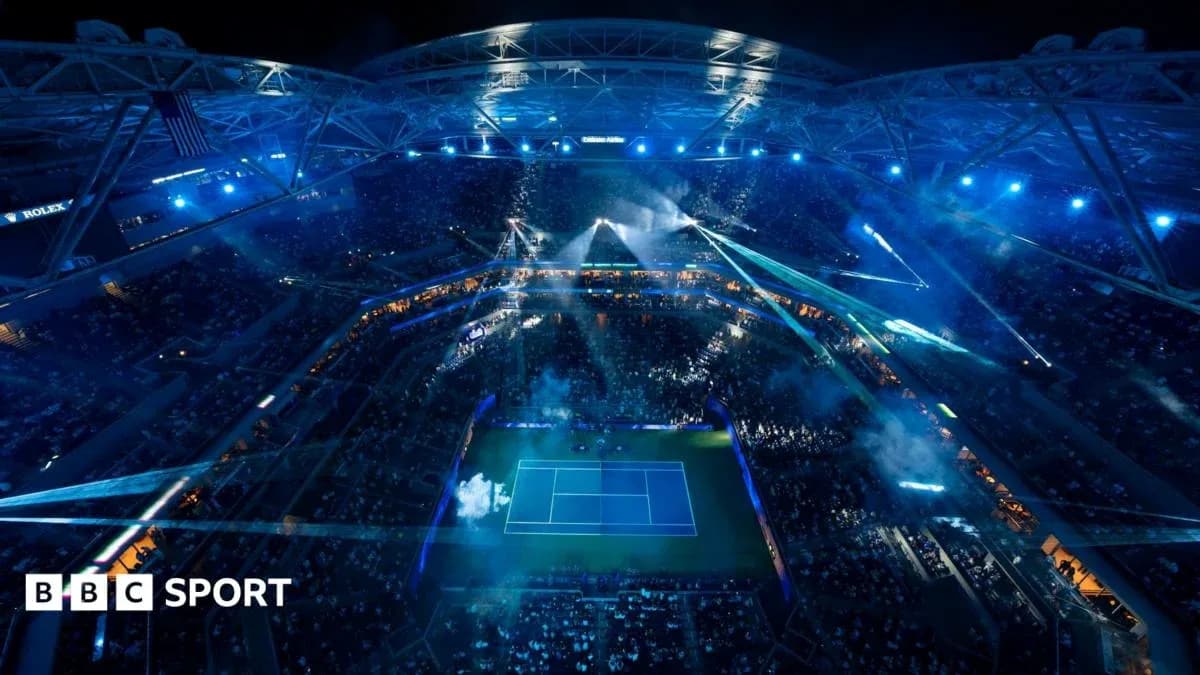 Estadio iluminado durante un evento de tenis