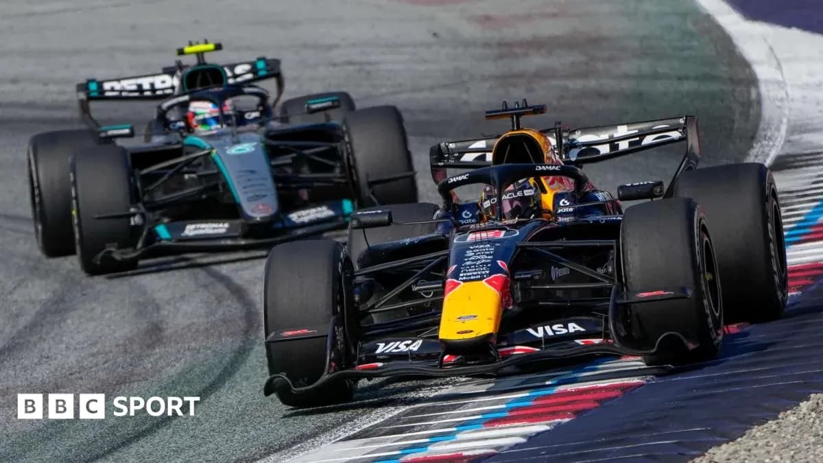Dos coches de Fórmula 1 compitiendo en pista