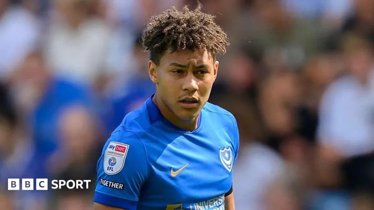 Jugador de Portsmouth en acción durante un partido