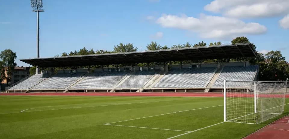 Estadio vacío con césped y tribunas vacías