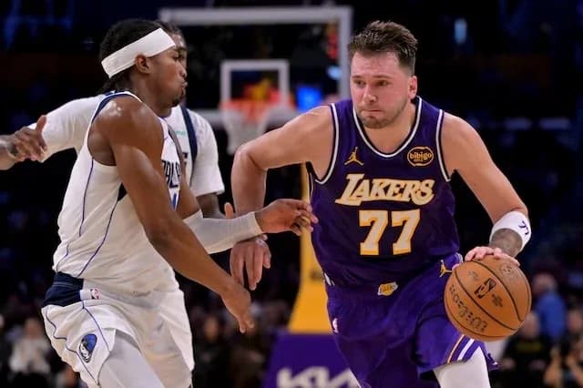 Jugador de Lakers driblando frente a oponente de Mavericks