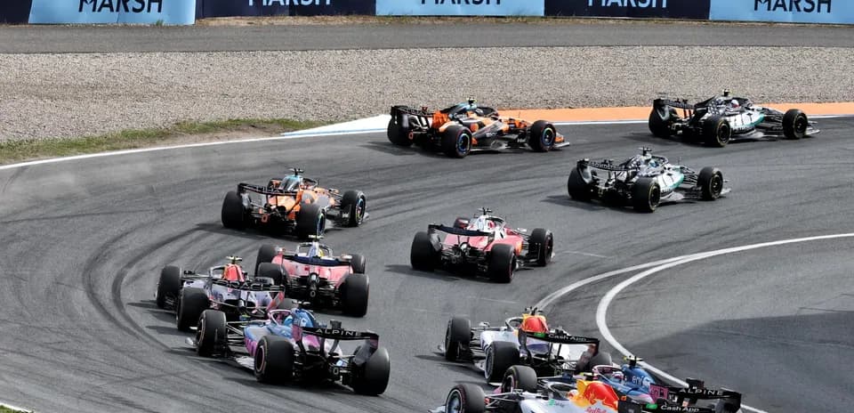 Varios coches de Fórmula 1 en una curva