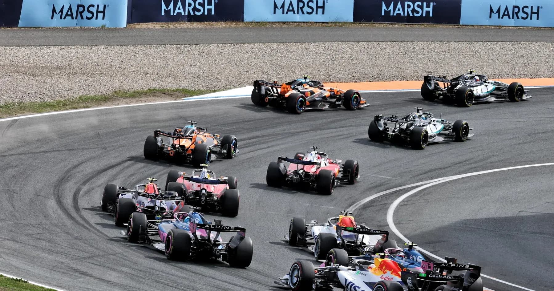 Varios coches de Fórmula 1 en una curva