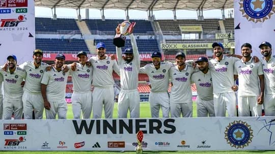 Equipo de cricket de India celebrando victoria con trofeo