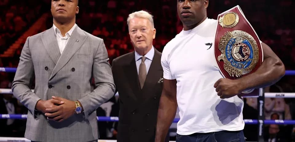 Boxeador sosteniendo cinturón con representante y oponente