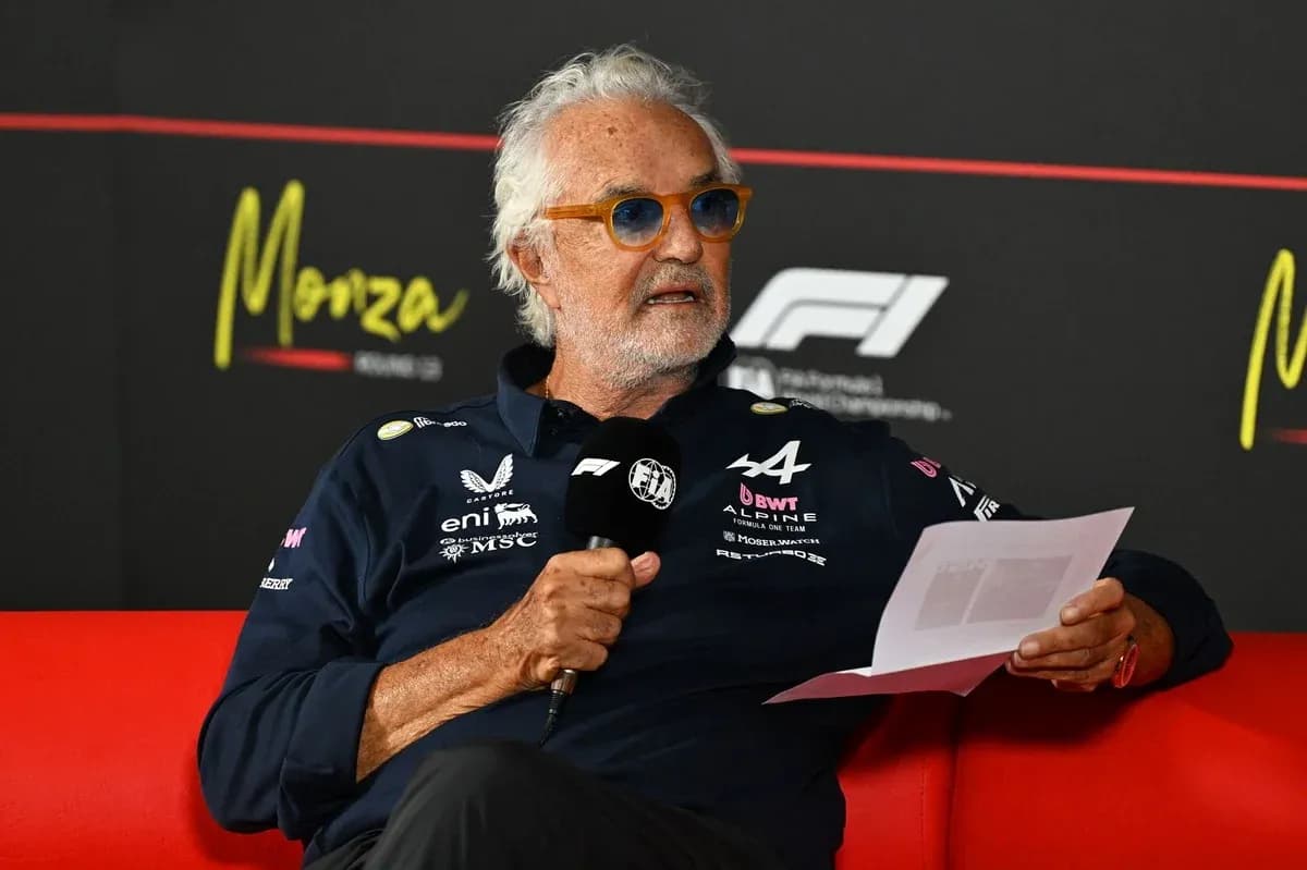 Hombre hablando en conferencia de prensa en Monza