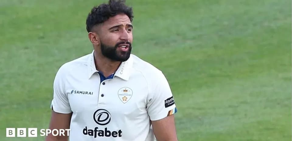Jugador de críquet en acción durante el partido