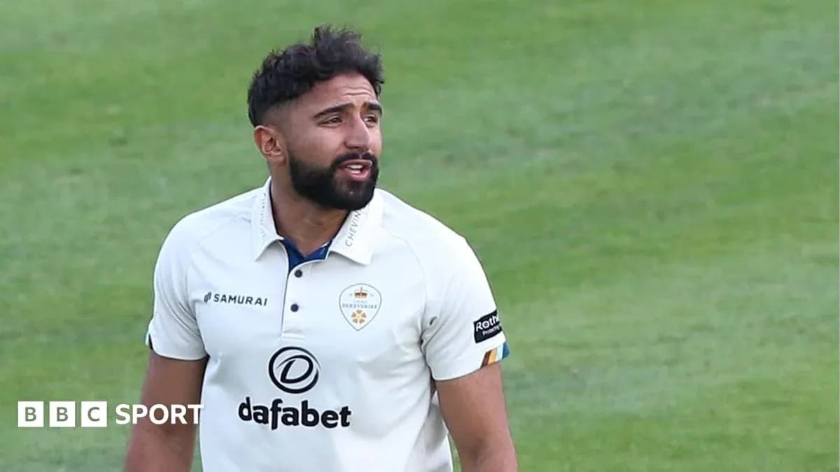 Jugador de críquet en acción durante el partido