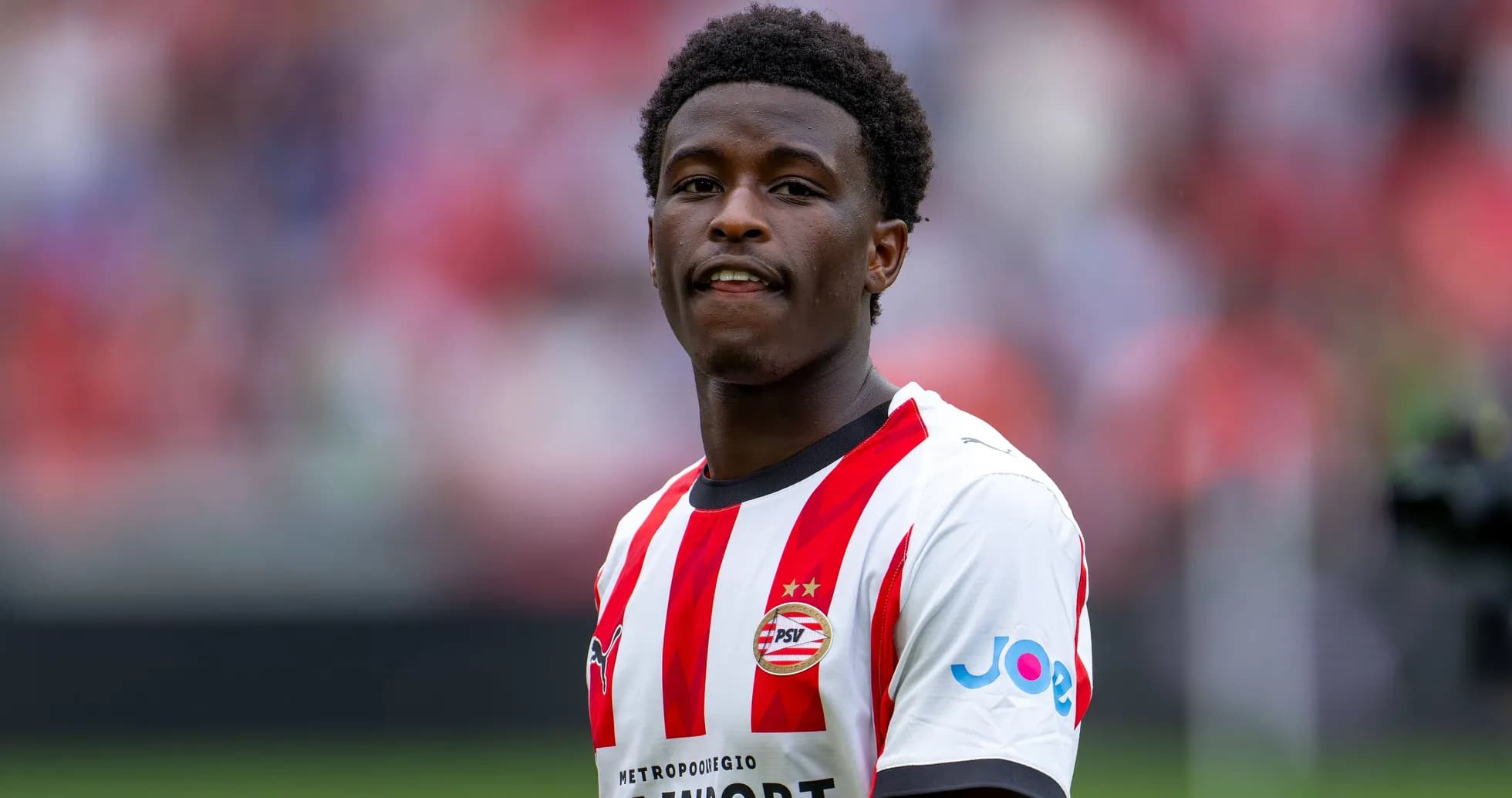 Jugador de PSV con camiseta de rayas rojas y blancas